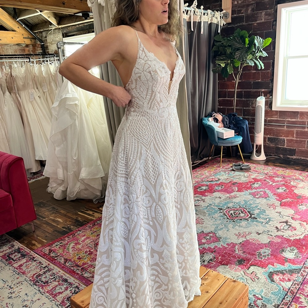 Hayley Paige Designer Wedding Gown. Style is the Delta - Picture 6 of 7
